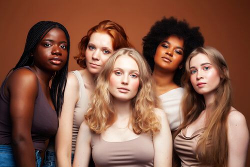 קבוצת נשים עם מגוון סוגי שיער