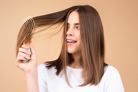 אישה עם שיער משוקם לאחר שהשתמשה בK18 לשיער